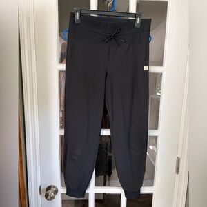 Vuori Daily Jogger in black.